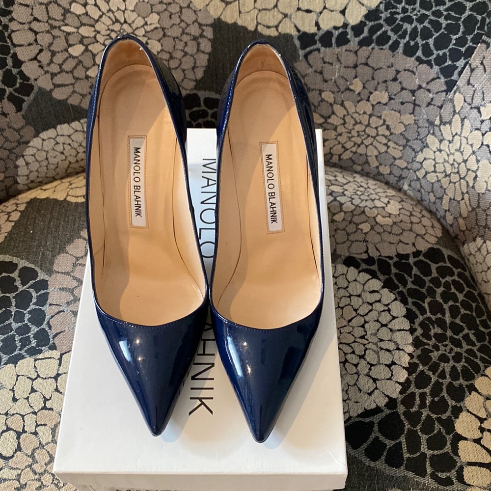 Manolo Blahnik patent leather navy blue pumps